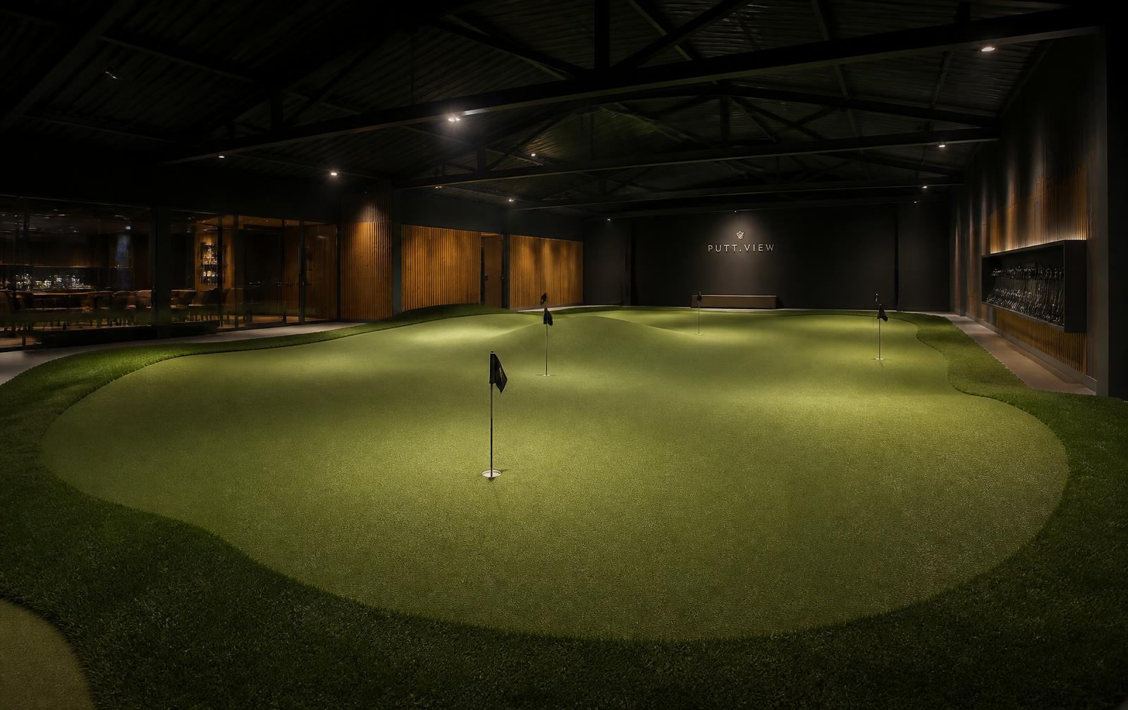 Stor ondulerad inomhusgreen för putting och chipping med flera flaggpositioner
